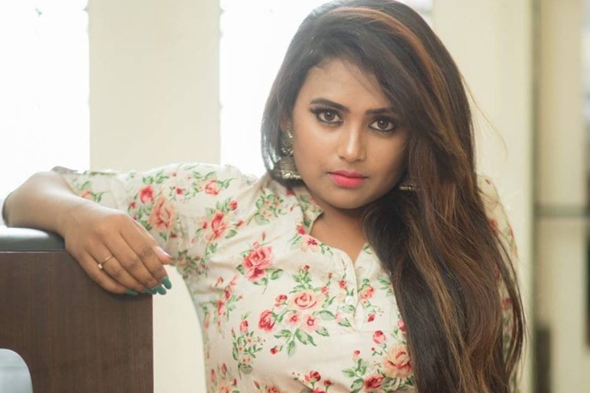 பெண்கள் அணியும் உடைகளை குறை சொல்வதை விட… சீரியல் நடிகை பரீனா ஆசாத் பேட்டி பெண்கள் அணியும் உடைகளை குறை சொல்வதை விட… சீரியல் நடிகை பரீனா ஆசாத் பேட்டி