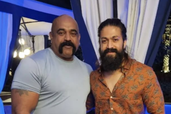 நடிகர் யாஷ் பாடிகார்டுக்கு இத்தனை லட்சம் சம்பளமா? அதிர்ச்சி ஆன ரசிகர்கள் நடிகர் யாஷ் பாடிகார்டுக்கு இத்தனை லட்சம் சம்பளமா? அதிர்ச்சி ஆன ரசிகர்கள்