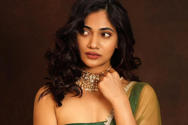 லாஸ்லியாவா இப்படி? ஷார்ட் உடையில் எல்லைமீறும் கிளாமர்