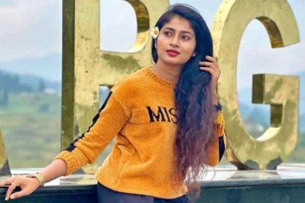 வீரா சீரியல் புகழ் நடிகை வைஷ்ணவியின் சில கியூட்டான க்ளிக்ஸ் வீரா சீரியல் புகழ் நடிகை வைஷ்ணவியின் சில கியூட்டான க்ளிக்ஸ்
