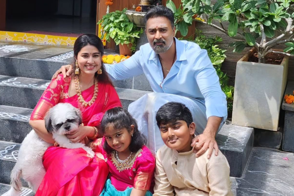நடிகை சினேகாவின் அழகிய குடும்ப புகைப்படம்.. அழகிய ஸ்டில்கள் நடிகை சினேகாவின் அழகிய குடும்ப புகைப்படம்.. அழகிய ஸ்டில்கள்