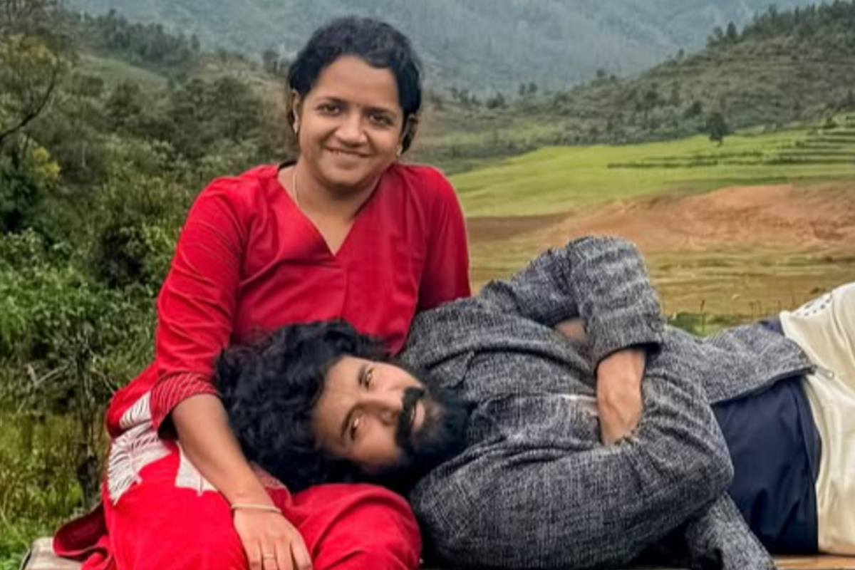 ஊட்டியில் சிவகார்த்திகேயன்.. மனைவி ஆர்த்தி உடன் எடுத்த ரொமான்டிக் புகைப்படங்கள் ஊட்டியில் சிவகார்த்திகேயன்.. மனைவி ஆர்த்தி உடன் எடுத்த ரொமான்டிக் புகைப்படங்கள்