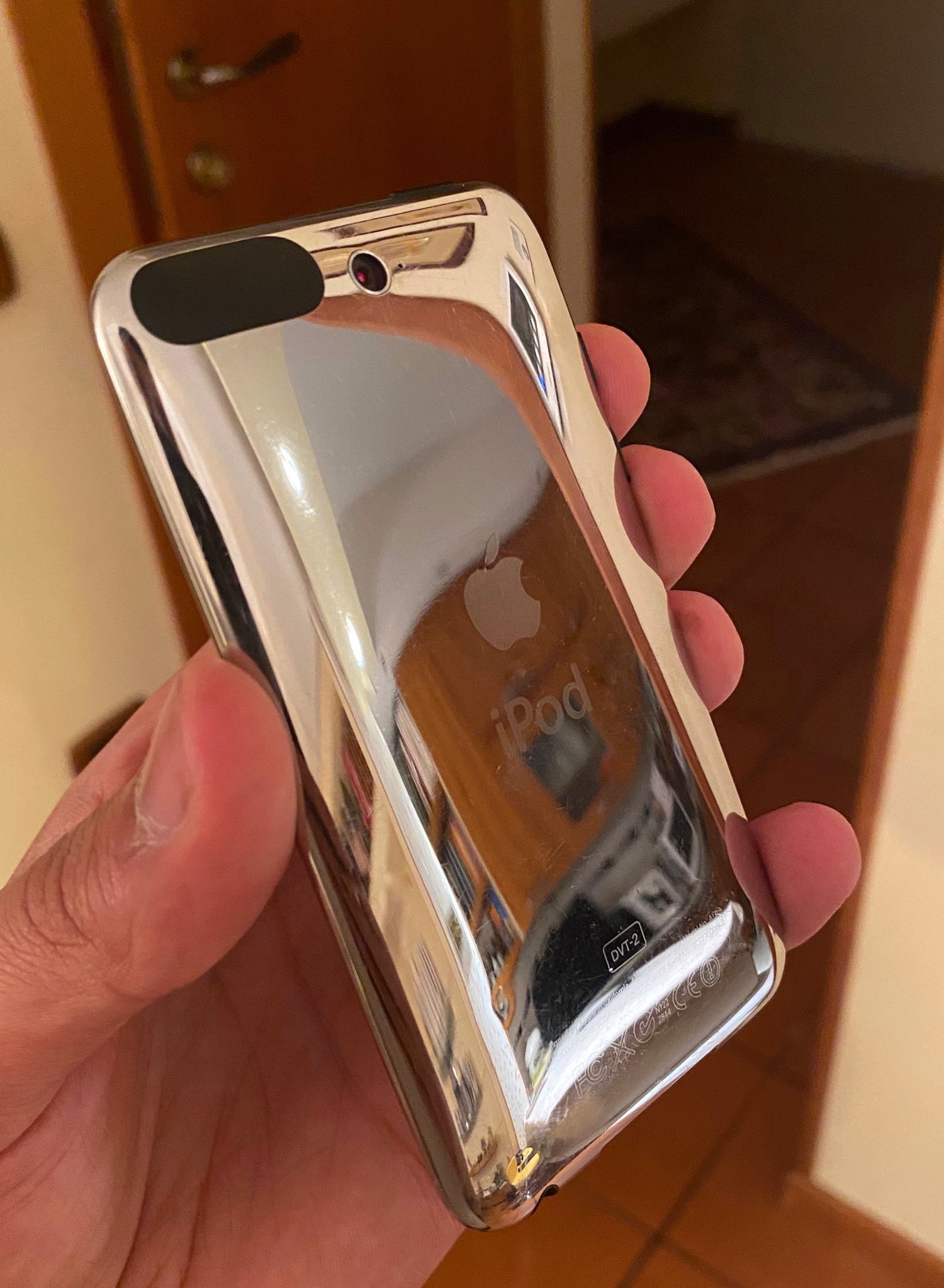 Images Reveal Scrapped iPod touch Prototype with Center Camera