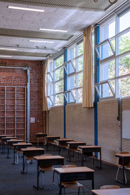 Automated windows for ventilation in school buildings GEZE