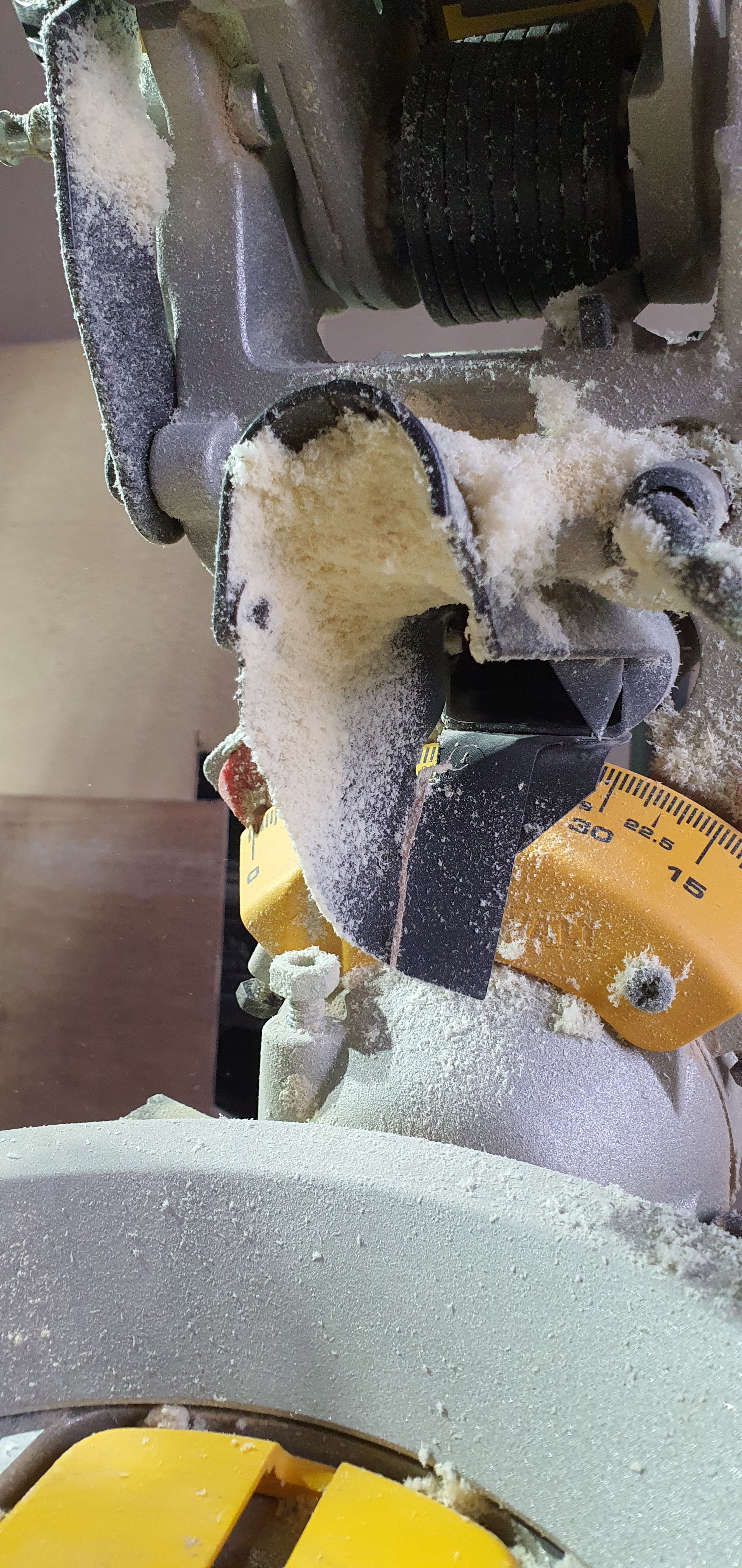DeWalt DWS780 Mitre saw dust extraction UK
