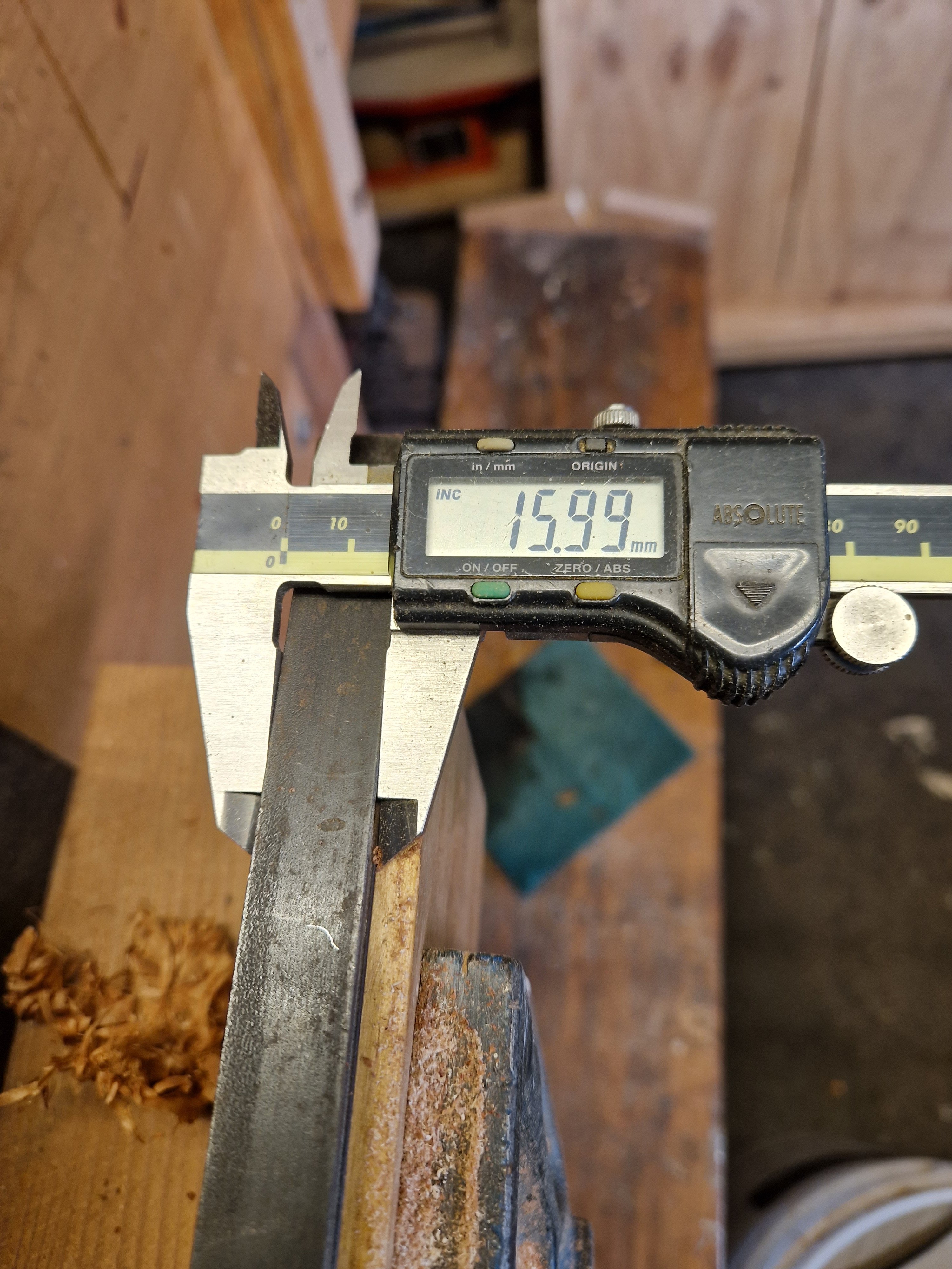 Dimensions of fence rail on Inca Euro 260 bandsaw. UK