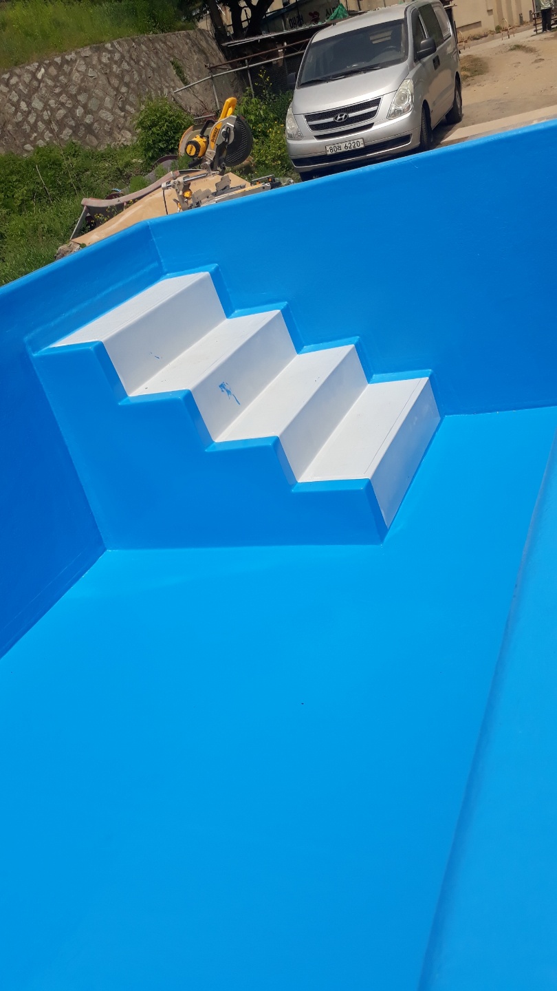 Hot water swimming pool