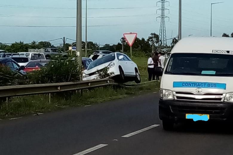 Accident à Ebène Une voiture fait une sortie de route