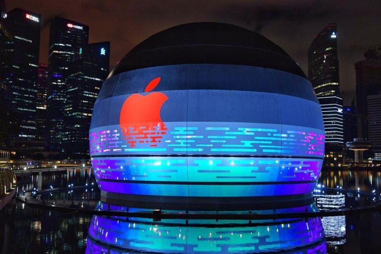 Singapore's Marina Bay Sands Apple Store Will be the First to Sit on