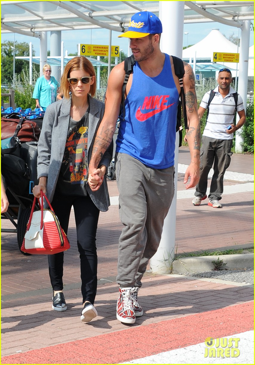 Kate Mara Holds Hands with BFF Johnny Wujek After Split News Photo(09)