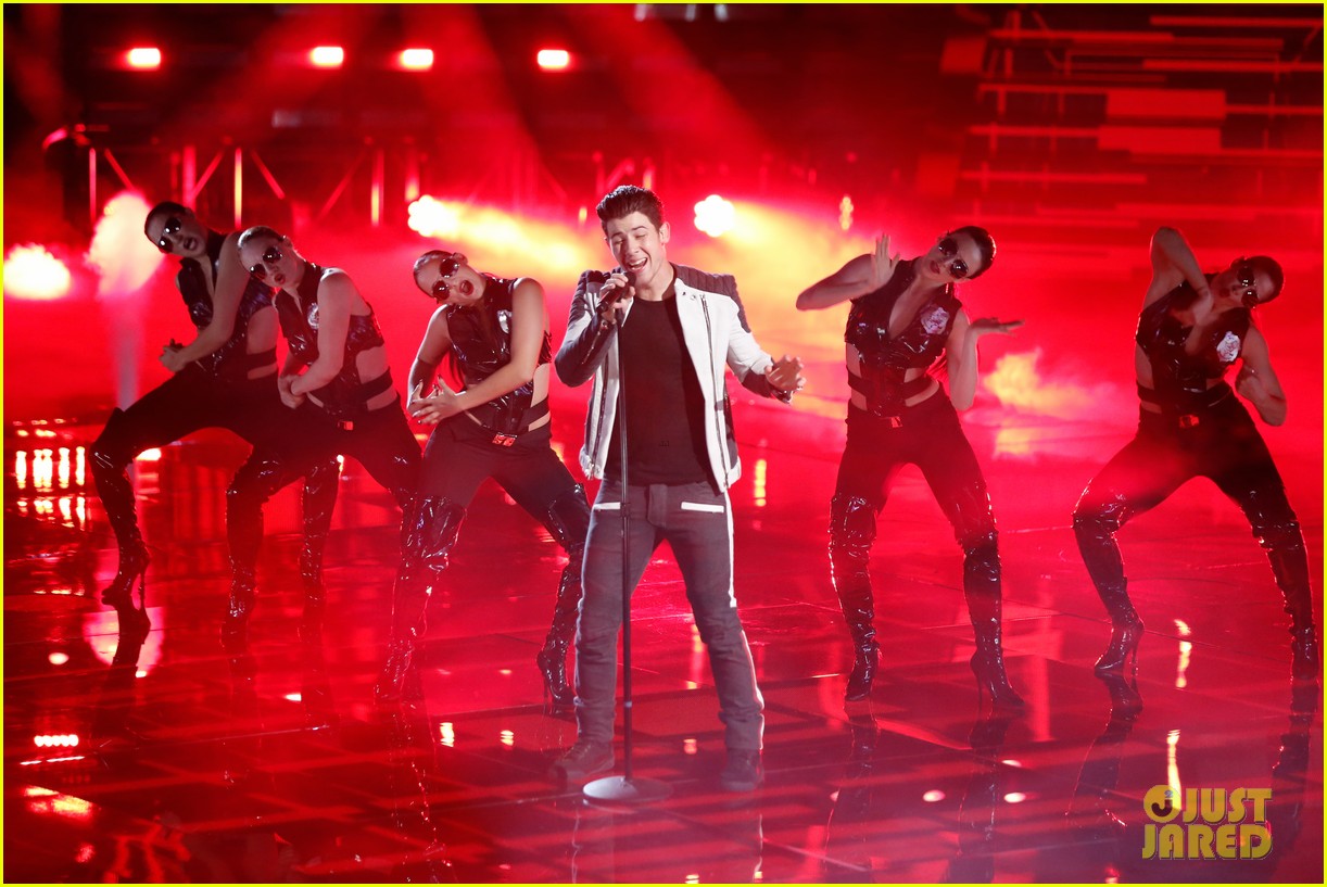 Nick Jonas Performs 'Chains' on 'The Voice' Watch Now! Photo 3347304 Nick Jonas, The Voice