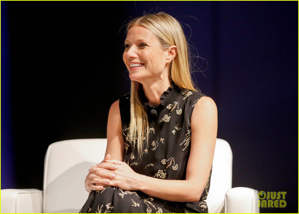 Paltrow Says Coldplay's Music Helped Her Cope with Her Dad's(021)