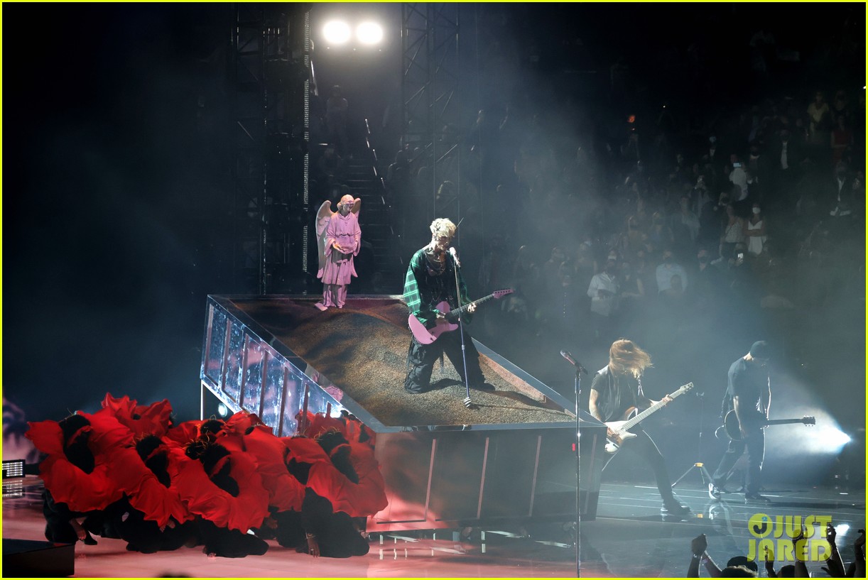 Full Sized Photo of machine gun kelly vmas performance changed 01