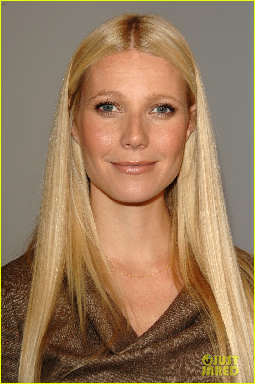 Paltrow Reveals She Almost Died Giving Birth to Apple Photo(029)