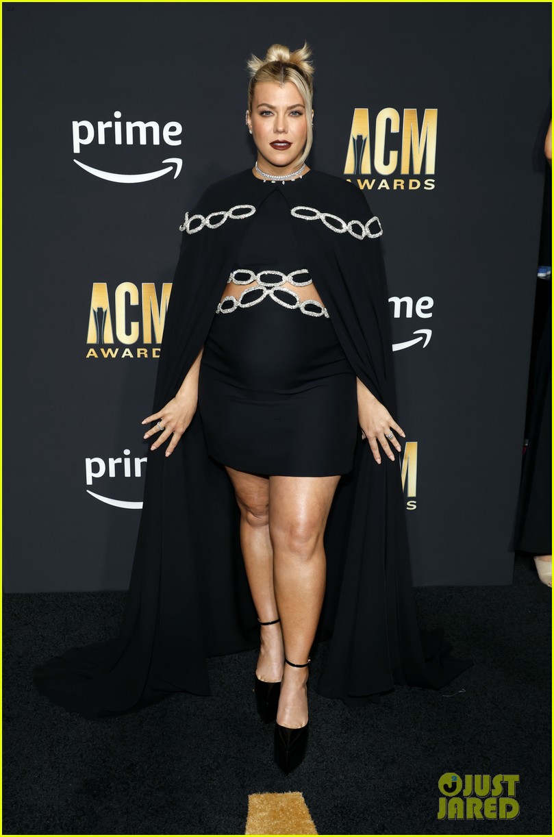 Lainey Wilson, Pregnant Kimberly Perry & Carly Pearce Glam Up ACM