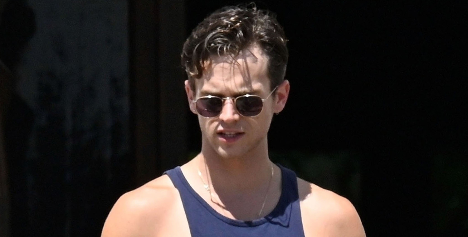 Brandon Flynn Shows Off His Fit Physique While in Venice! Brandon