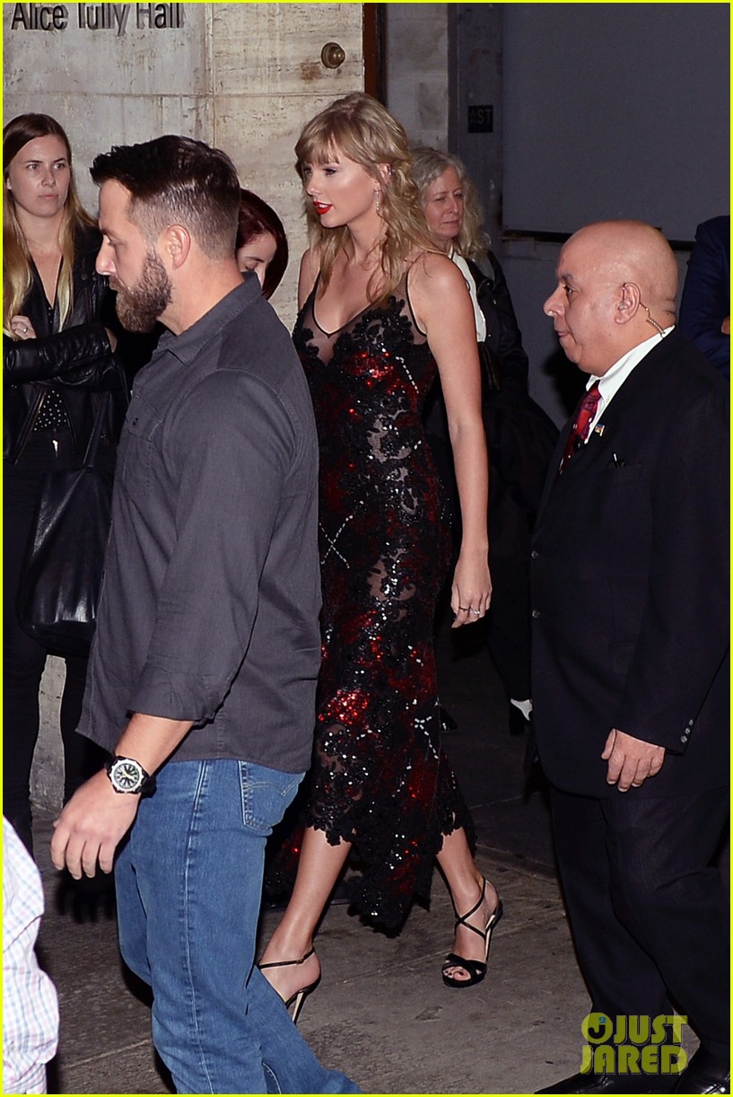 Taylor Swift Looks So Chic at 'The Favourite' Premiere with Joe Alwyn(04)