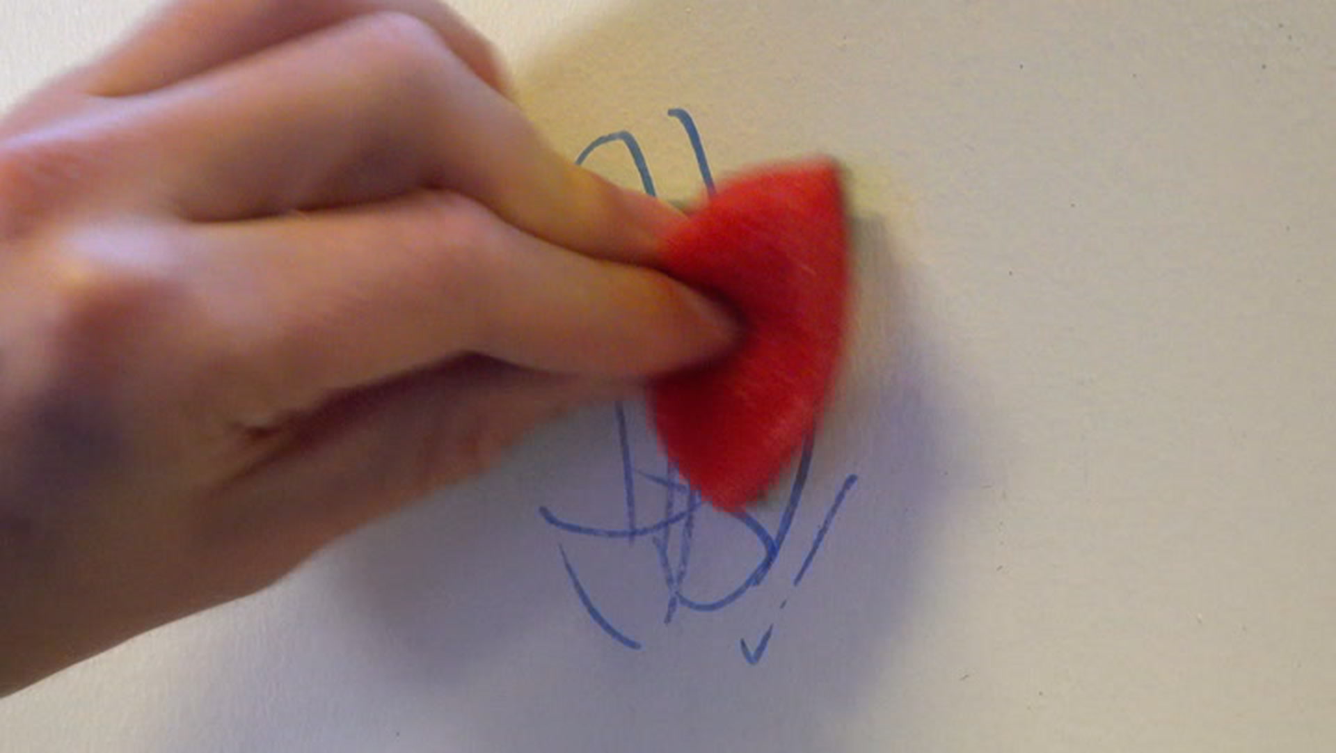 Hvordan fjerne tusj og penn fra veggen