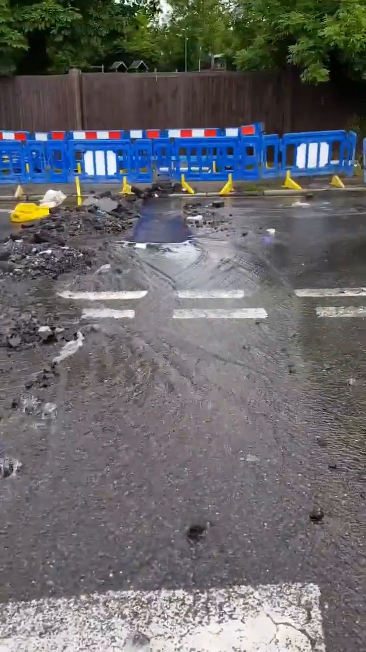 Burst water main in Loughton shuts roads as drivers report 'gridlocked