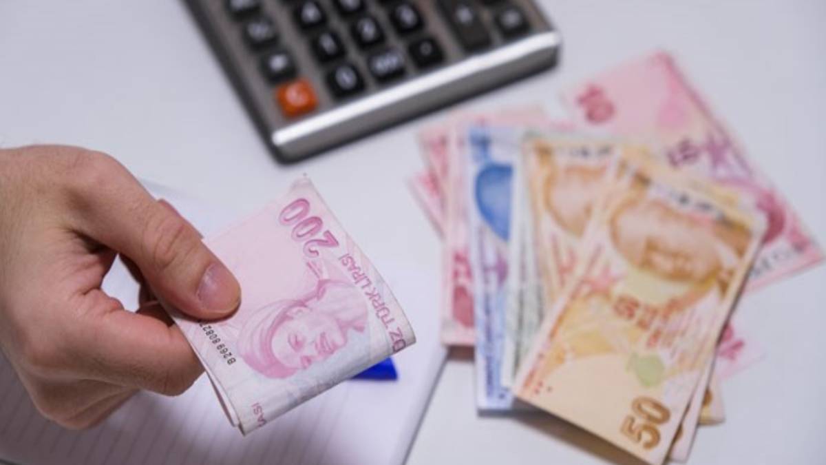 Asgari ücreti bildi sıra emekli ve memur maaşı zammında! Ünlü ekonomist