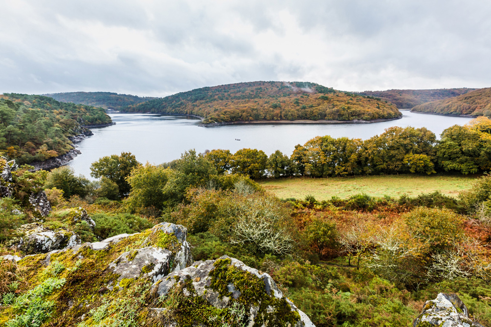 Balade autour du plus grand lac de Bretagne Caurel Côtes d'Armor