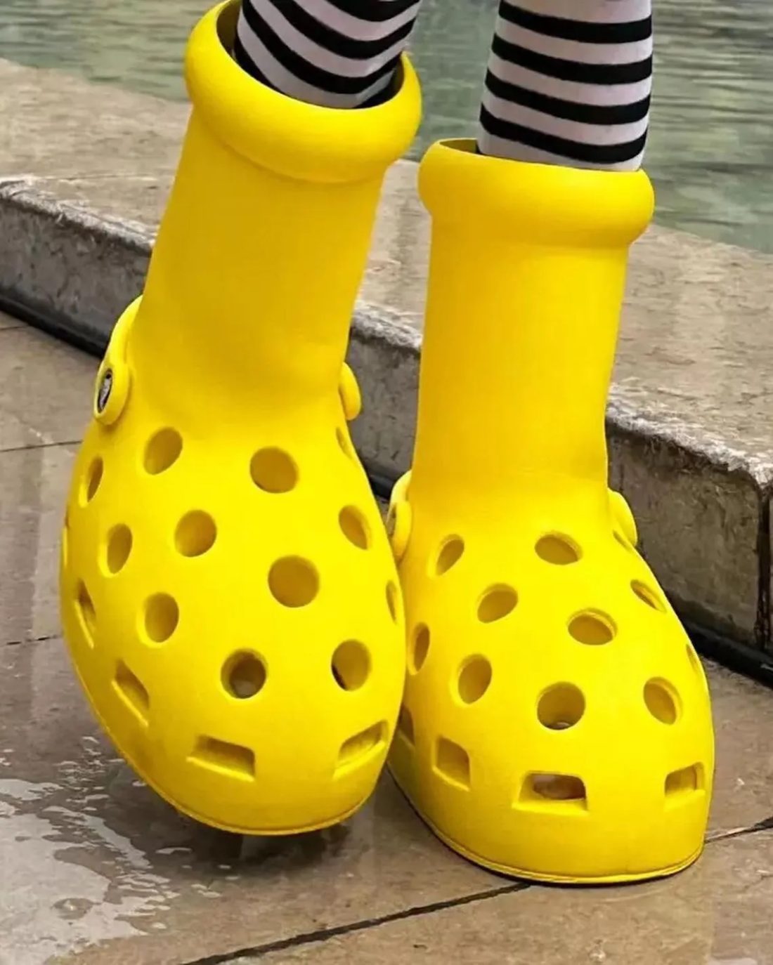 Une Crocs x MSCHF Big Yellow Boot aux pieds de Tommy Cash Le Site de