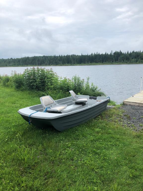 Chalet au bord d'un lac ensemencé, 4 à 6 personnes, bien équipé, très