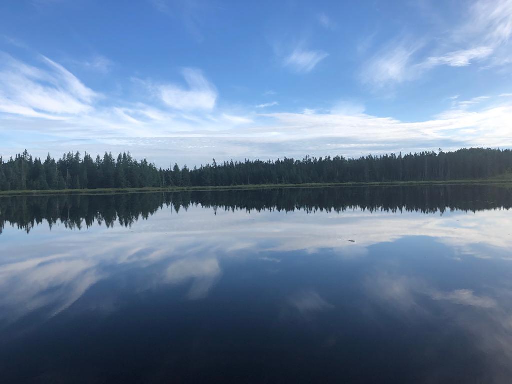 Chalet au bord d'un lac ensemencé, 4 à 6 personnes, bien équipé, très