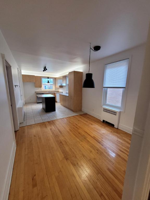 7 1/2 av. Belvédère/coin de Grande Allée O DISPONIBLE IMMÉDIATEMENT à