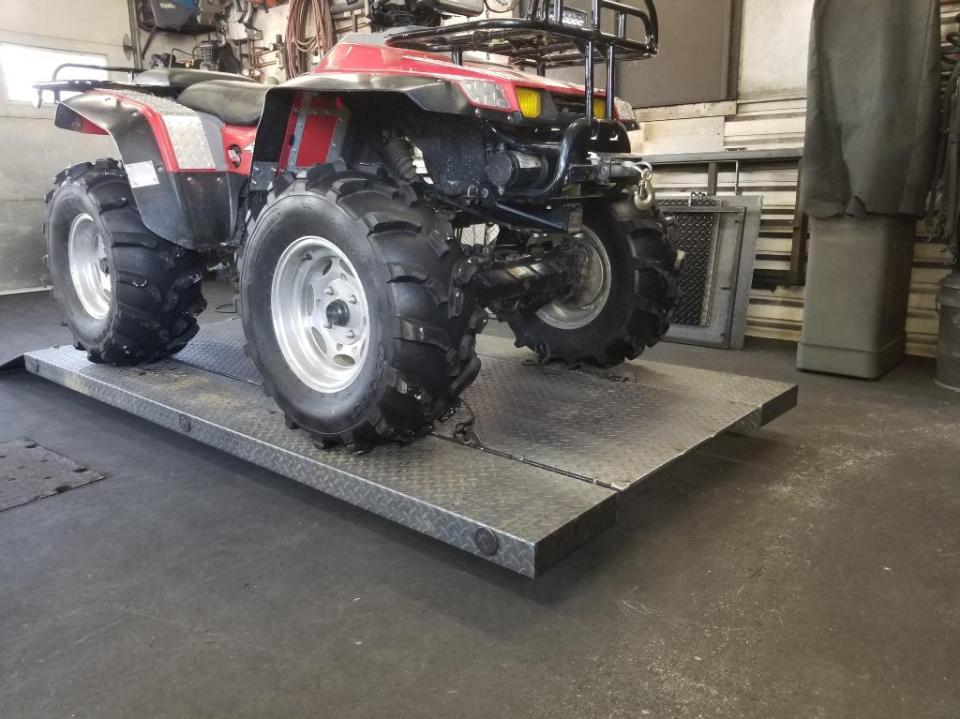 Table de travail pour moto ou 4 roues flambant neuve Neuf à vendre à