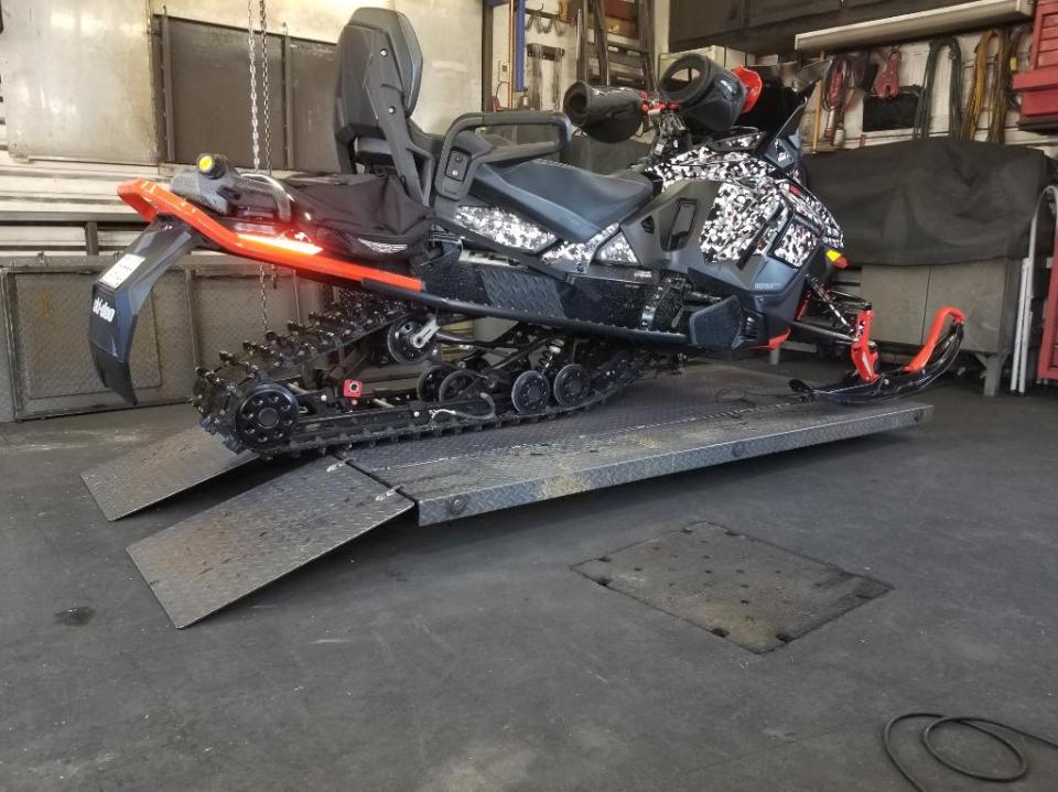Table de travail pour moto ou 4 roues flambant neuve Neuf à vendre à