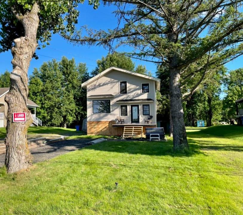 BORD DE L'EAU AU COEUR DES 103 ILES DU LAC STPIERRE chalet/maison a