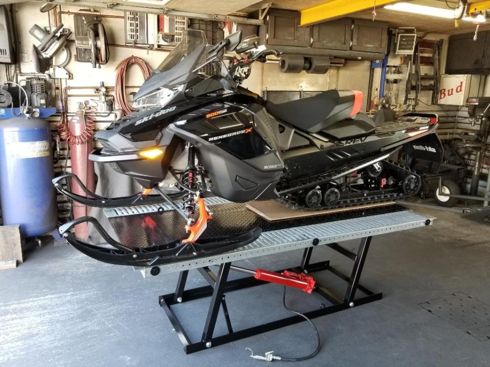 Table de travail pour moto ou 4 roues flambant neuve Neuf à vendre à