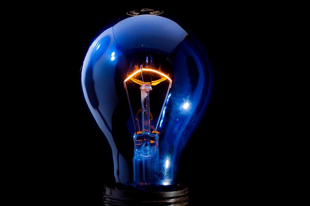 Scientific Research Shows That Blue Light Makes You Less Sleepy At Work