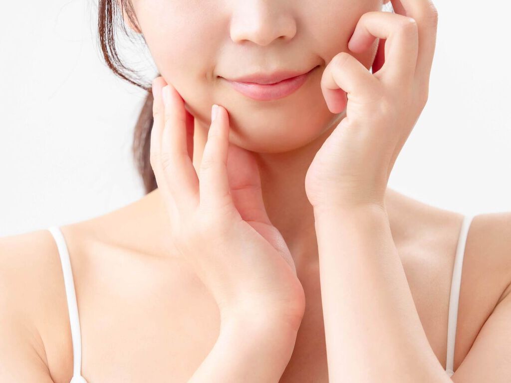 ワセリンを顔に塗るおすすめケア方法5選【効果的な使い方&ニキビや毛穴への注意点】 | Lips