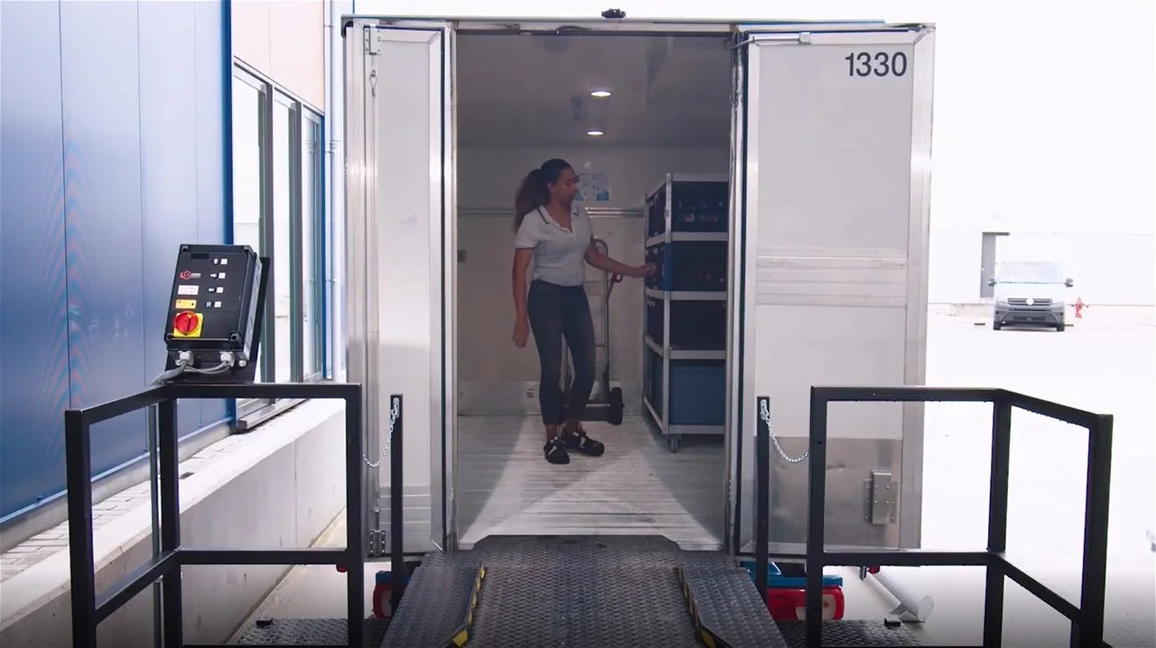 VAN DOCK LEVELLER Loading Systems