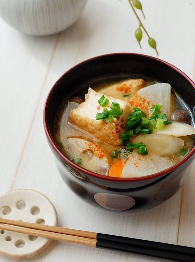 具だくさん大満足♡寒い日に食べたい「お味噌汁レシピ」10選 LOCARI（ロカリ）