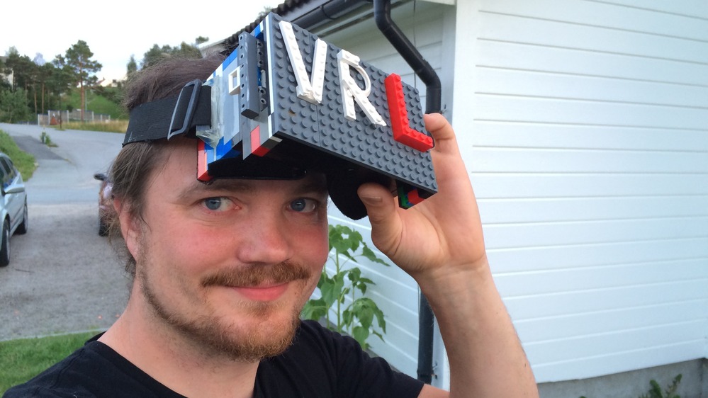VR Headset Made of Lego Pieces Make