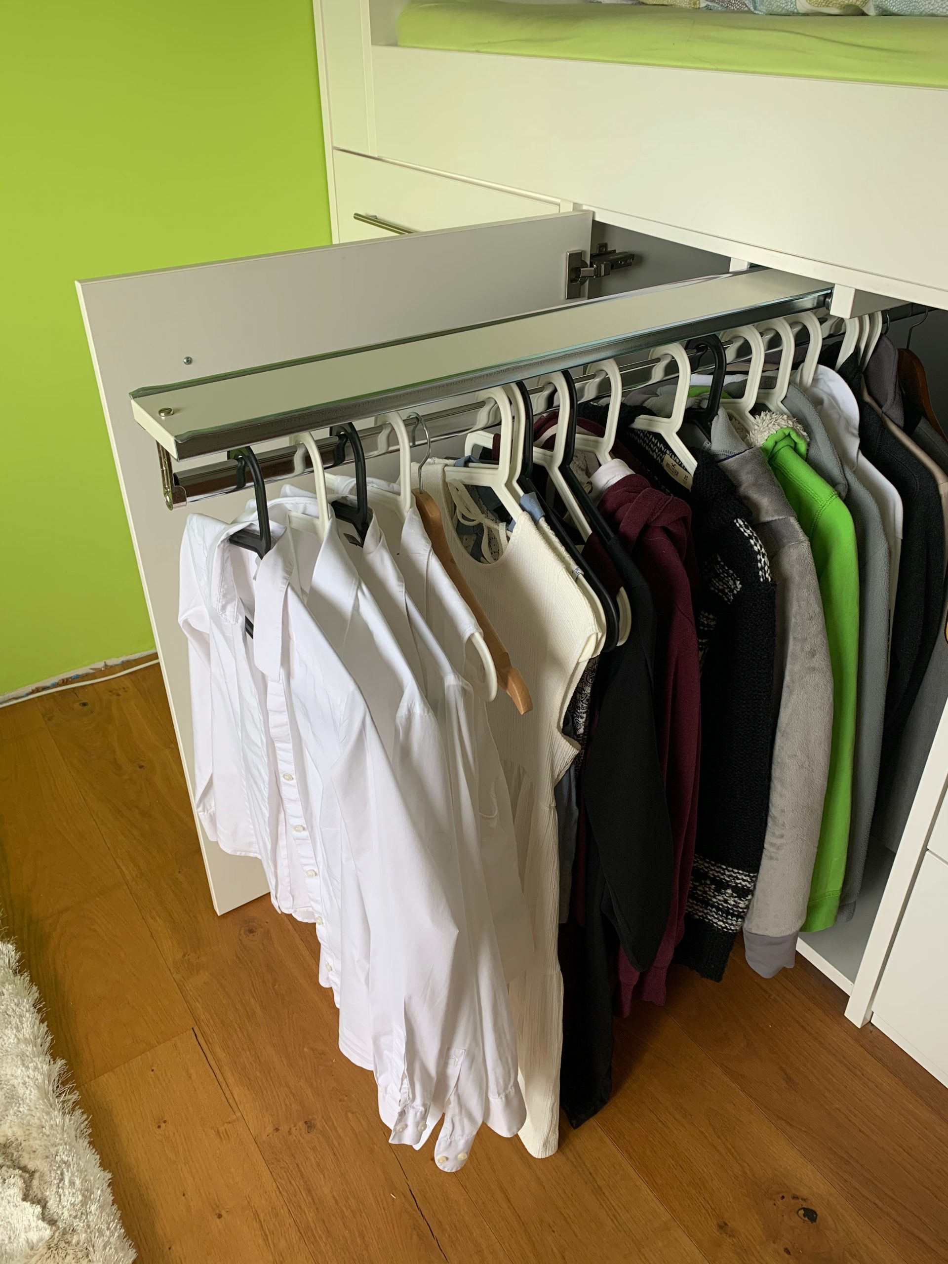 Hochbett mit integriertem Kleiderschrank vom Schreiner gefertigt
