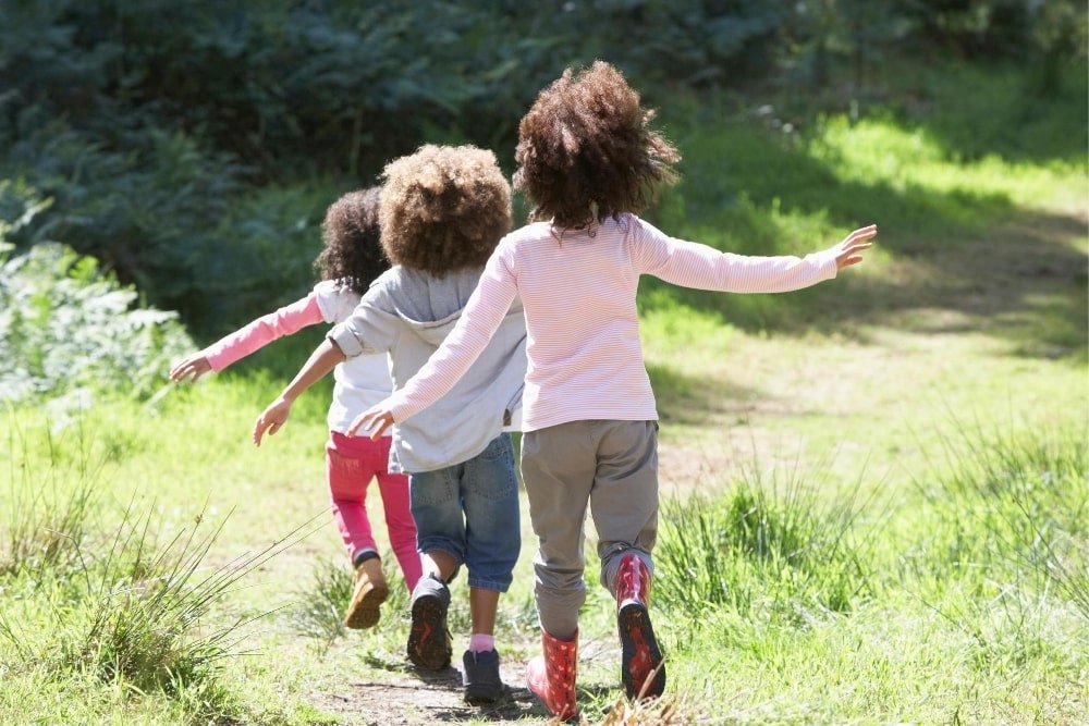 What Age Can a Child Play Outside Unsupervised?