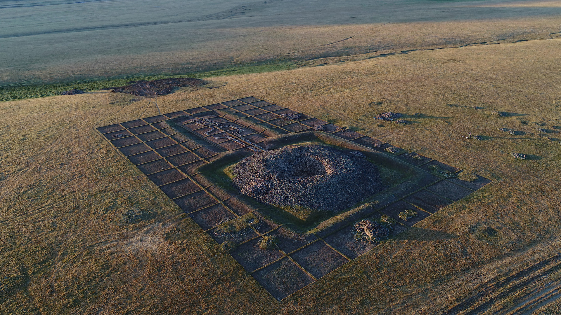 The Göktürk temple complex consists of two parts, each surrounded by a courtyard wall: the tomb itself and a &ldquo;labyrinth&rdquo; for pilgrims built beside it.