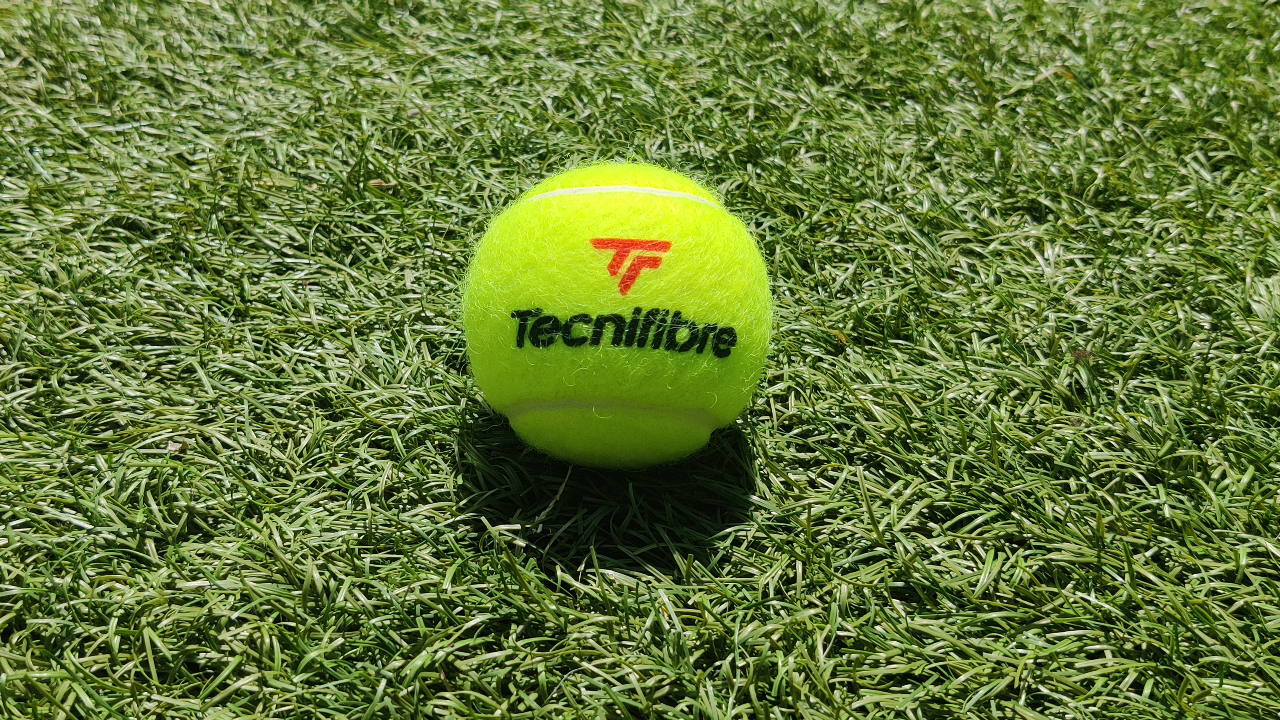 The Best Tennis Balls For Different Surfaces, Value For Money And Training Coach