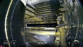 Los satélites planos salen de un cohete gigante en el espacio