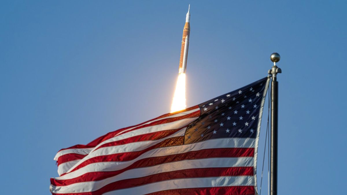 El cohete del Sistema de Lanzamiento Espacial de la NASA y la nave espacial Orion se lanzan en el vuelo de prueba Artemis 2 el 1 de abril de 2026 desde el Centro Espacial Kennedy en Florida.