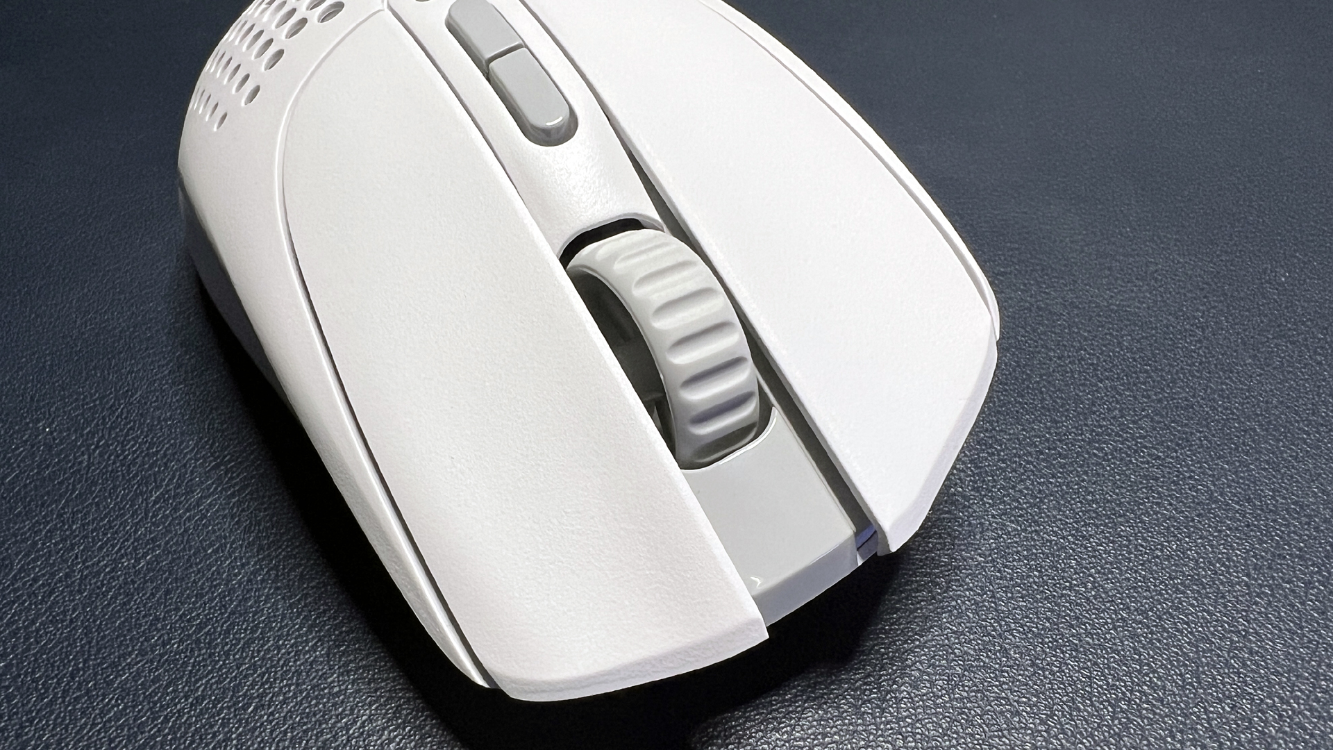 Glorious Model I 2 Wireless Review: Lightweight, Needs Buttons | Tom's