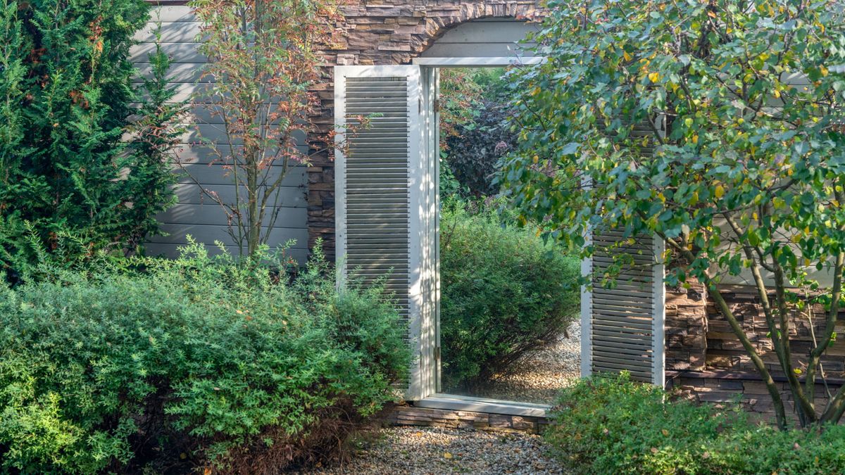 Outdoor mirror ideas 5 expert ways to open up your yard Homes and
