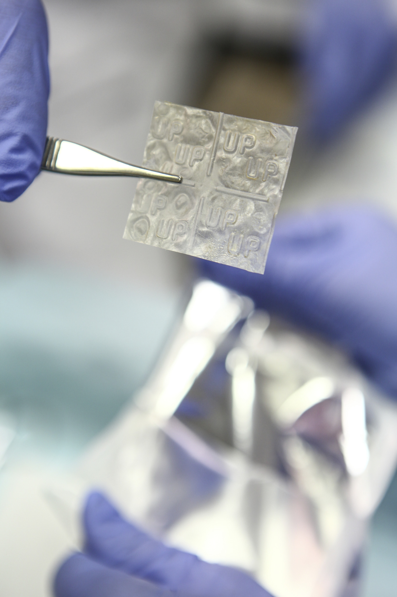 A wound dressing made from a human amniotic membrane