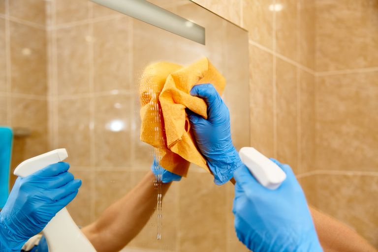 How to clean a mirror for streakfree results using vinegar, water and