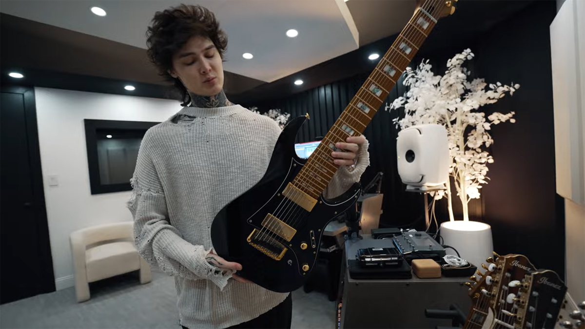 Tim Henson shows off an Ibanez 8string signature that never went to