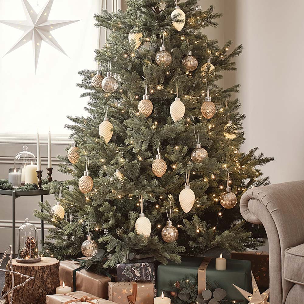 This Christmas tree calculator tells you just how many baubles you need